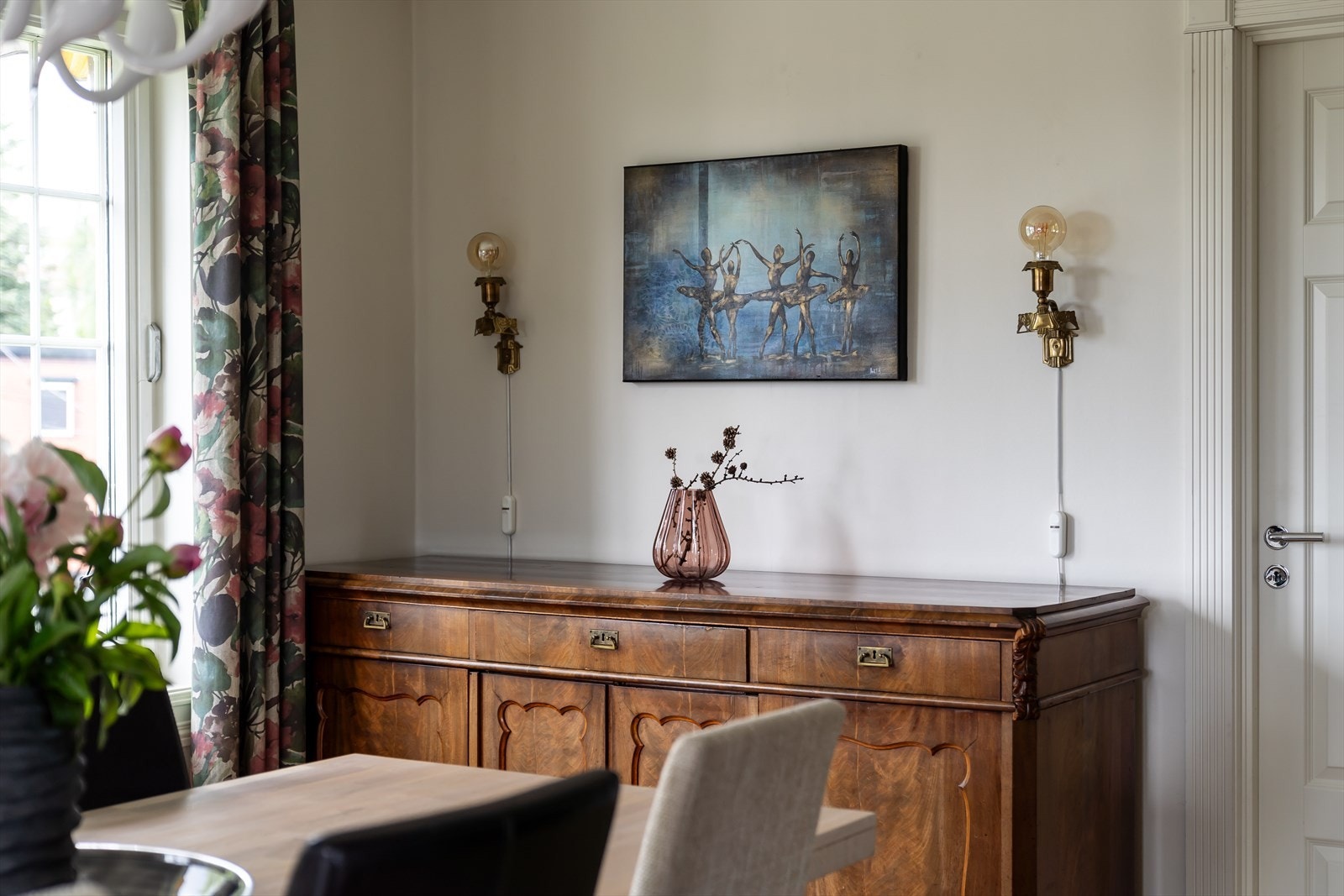 Det er også plass til oppbevaringsmøblement i spisestuen Galleribilde