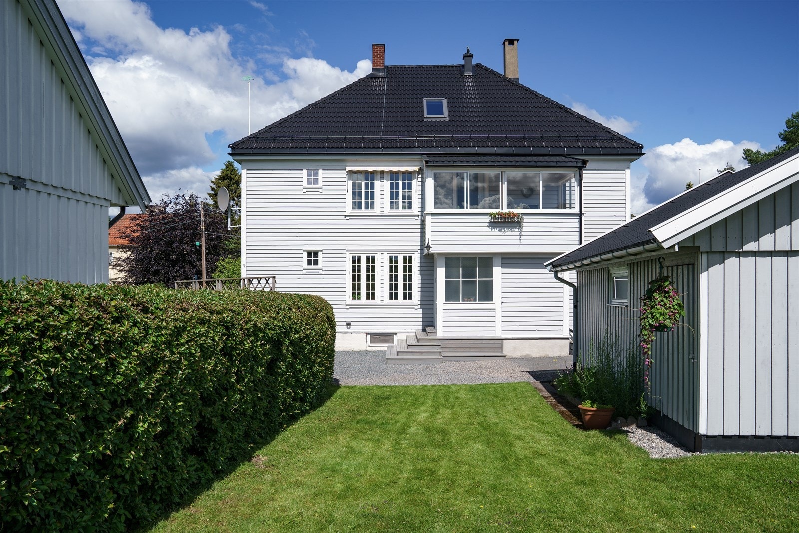 Dette er en unik eiendom ("Villa Nidaros") som meget sjeldent tilbys i markedet (har vært i samme familie siden byggeår). Galleribilde