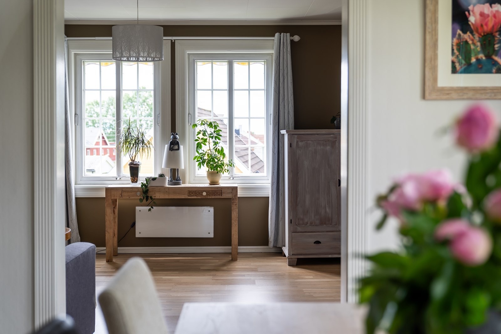 En bred åpning mellom stuen og spisestuen gir boligen nydelig lysgjennomgang og en fin kontakt mellom rommene Galleribilde