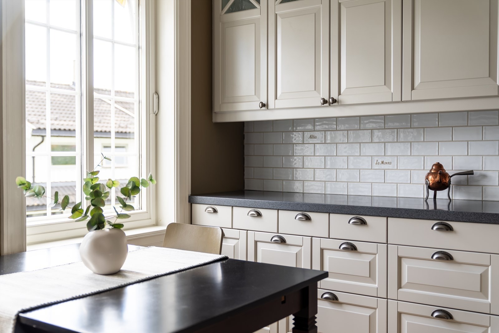 n hyggelig spiseplass finner du også i dette kjøkkenet hvor du kan titte ut mot den vakre hagen og det det trivelige nabolaget. Galleribilde