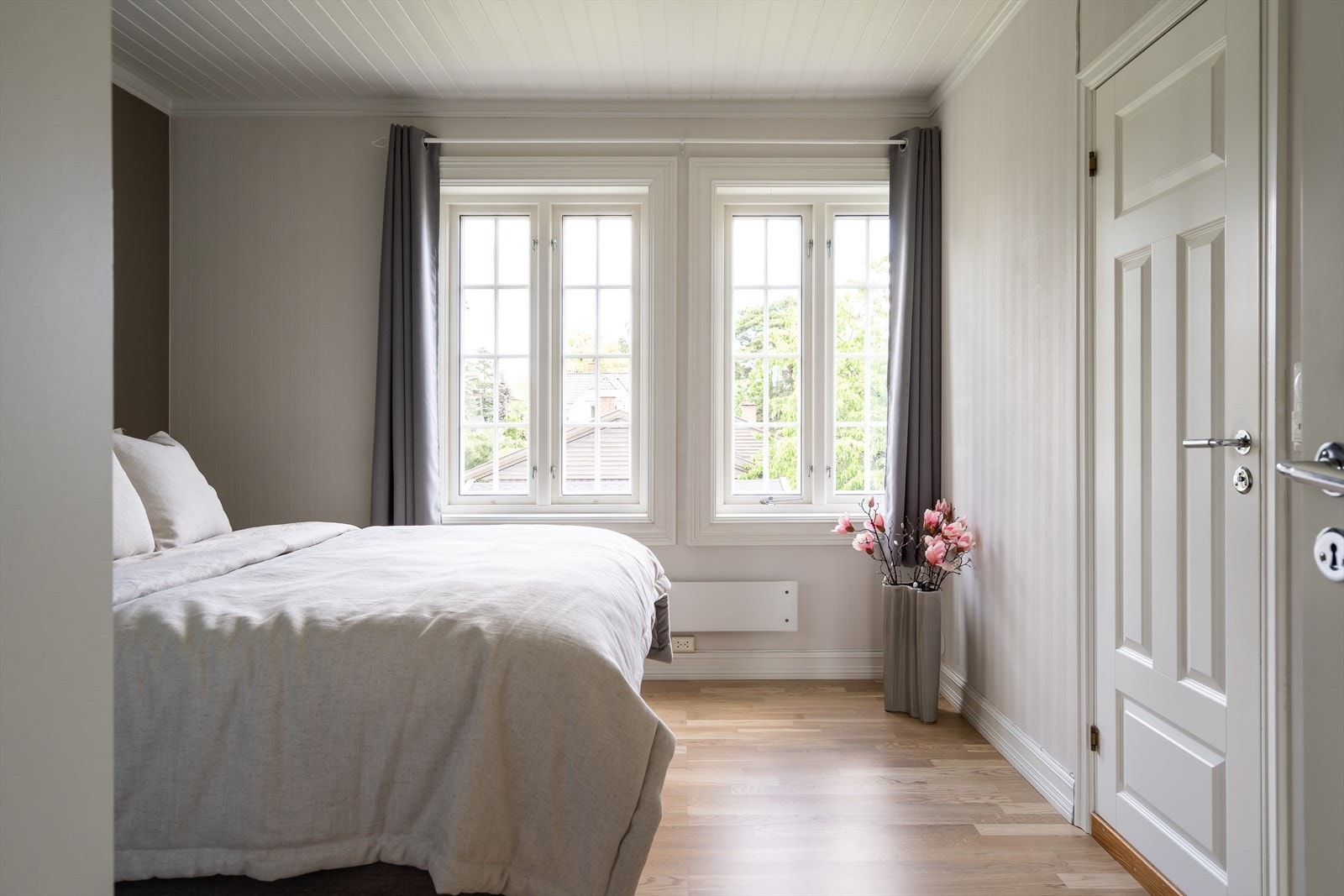 Fine og store vinduer gjør dette til et lyst og luftig rom. Direkte adkomst til baderom. Galleribilde