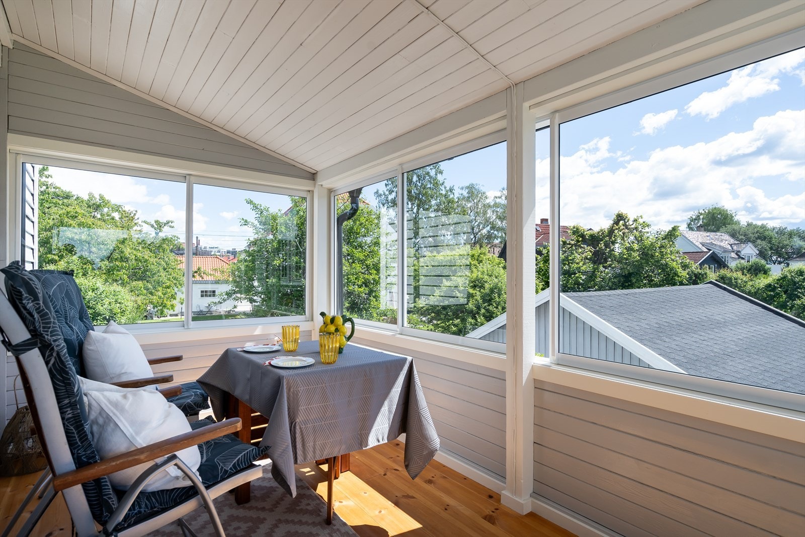 Her er det god plass til spisebord, planter og annet utemøblement. En perfekt utendørs oase for avslapning. På sommerstid er det sol morgen og formiddag. Nytt tak, gulv og nye skyvevinduer i 2023/2024. Galleribilde