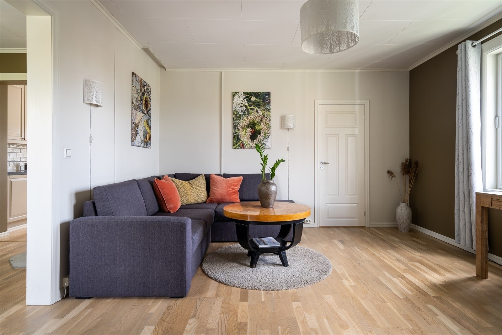 Rommet er romslig og innbydende, perfekt for avslapning og sosiale sammenkomster Galleribilde