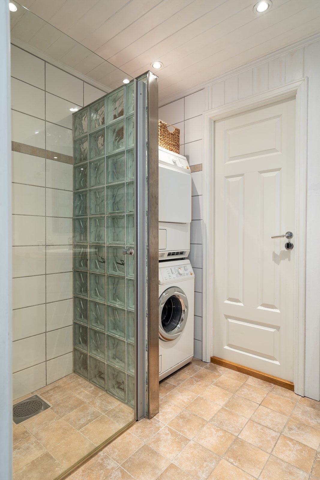 Bad med opplegg for vaskesøyle bak glassbyggersteinvegg. Badet har adkomst fra to av soverommene. Galleribilde