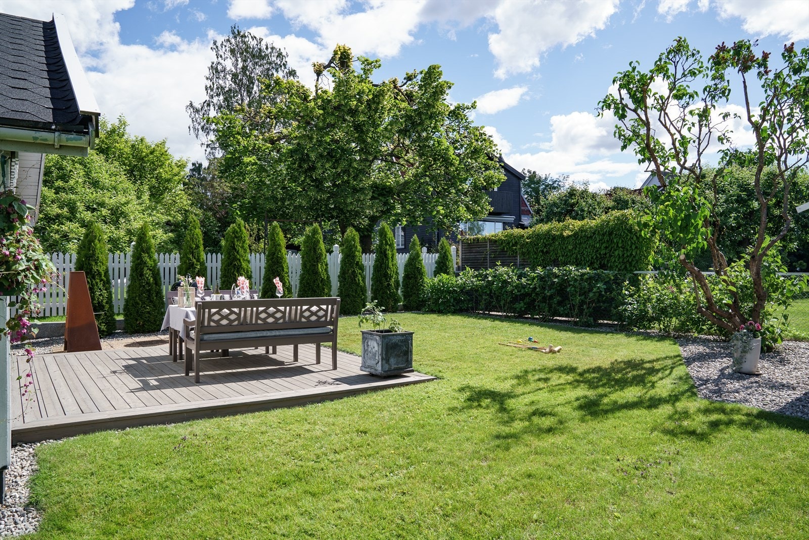 Seksjonen har en nydelig hage som ligger skjermet og vakkert til i grønne, idylliske omgivelser. Galleribilde