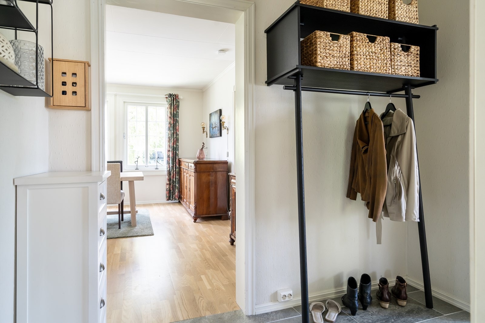 I entréen er det god plass til å etablere praktiske garderobeløsninger. Galleribilde