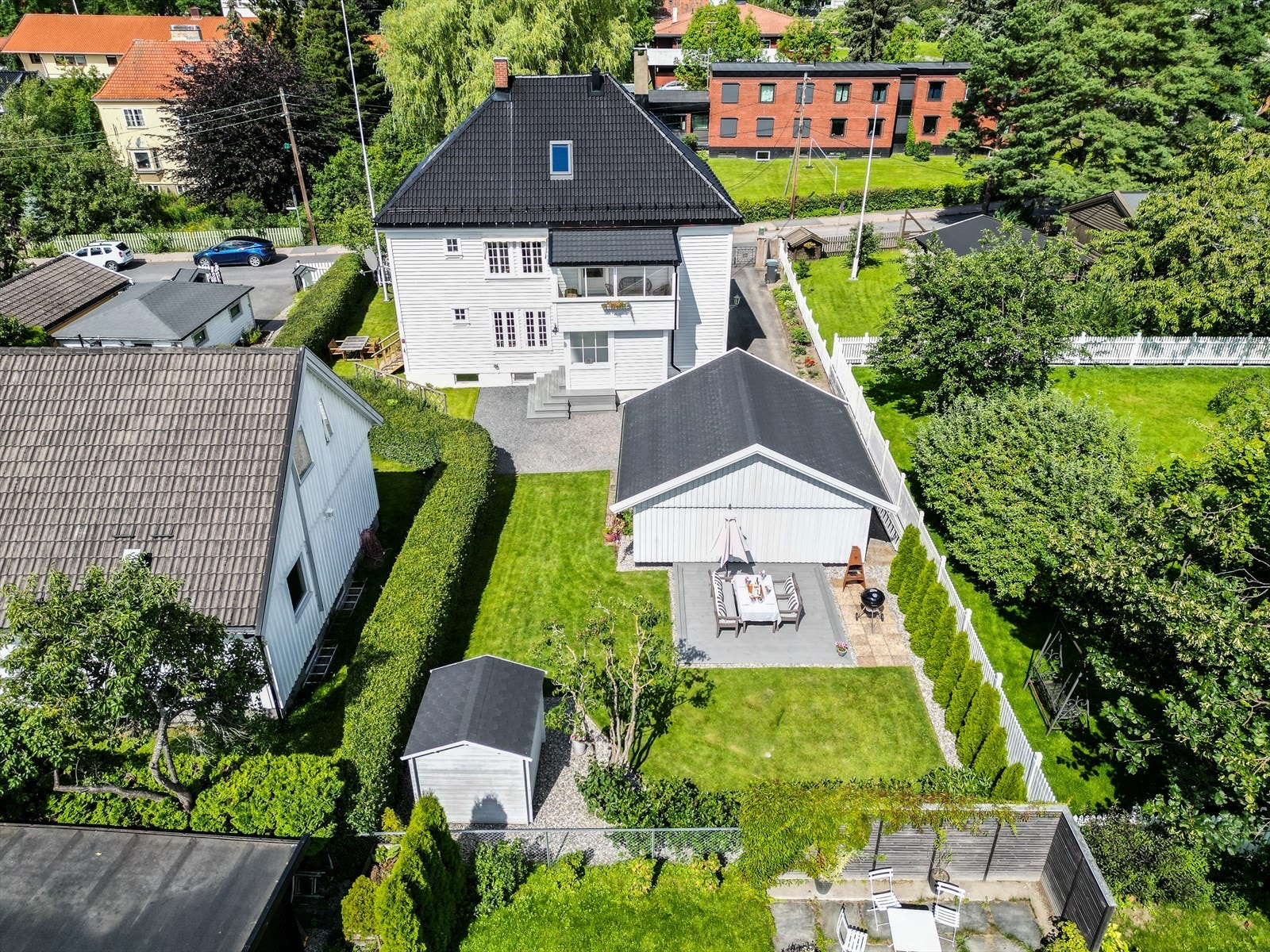Velkommen til Adam Hiorths vei 17B - En fantastisk flott eiendom med etterspurt beliggenhet. Nydelig hage. Garasje. - Presentert av Sylvia Post ved Nordvik Bolig Galleribilde