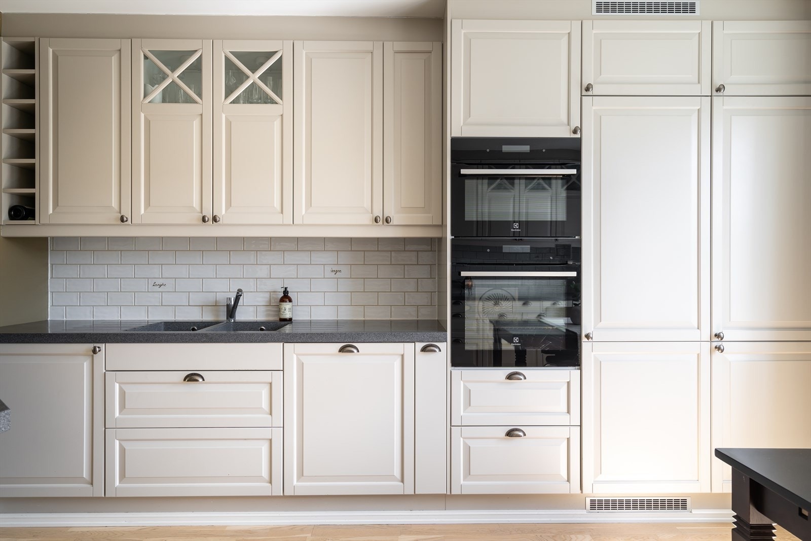 Epoq kjøkkeninnredning fra 2017/18 med profilerte fronter, flotte detaljer og kompositt benkeplate med underlimt benkebeslag Galleribilde