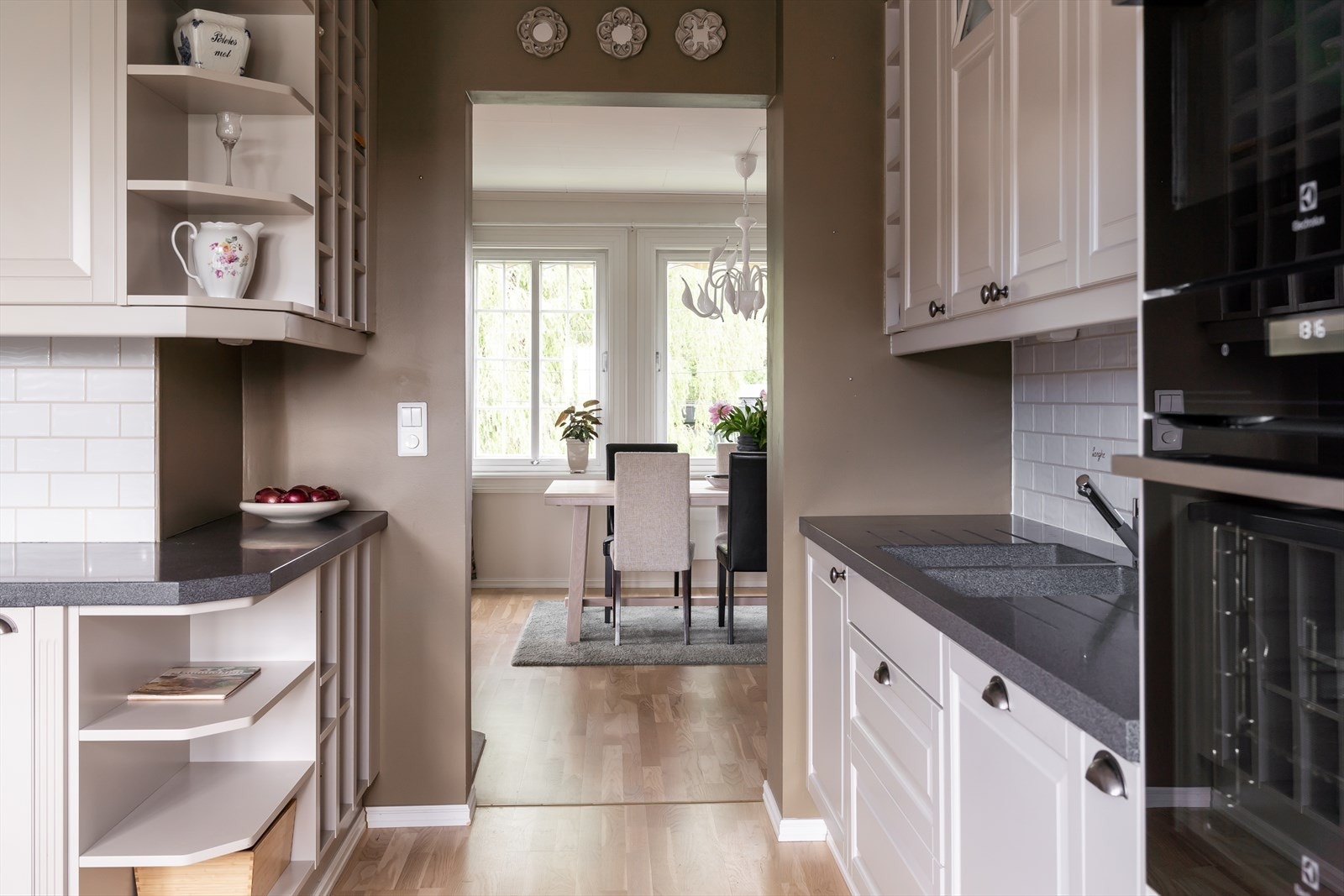 Funksjonelt kjøkken med mye lagringsplass i skap/skuffer, samt gode arbeidsflater Galleribilde