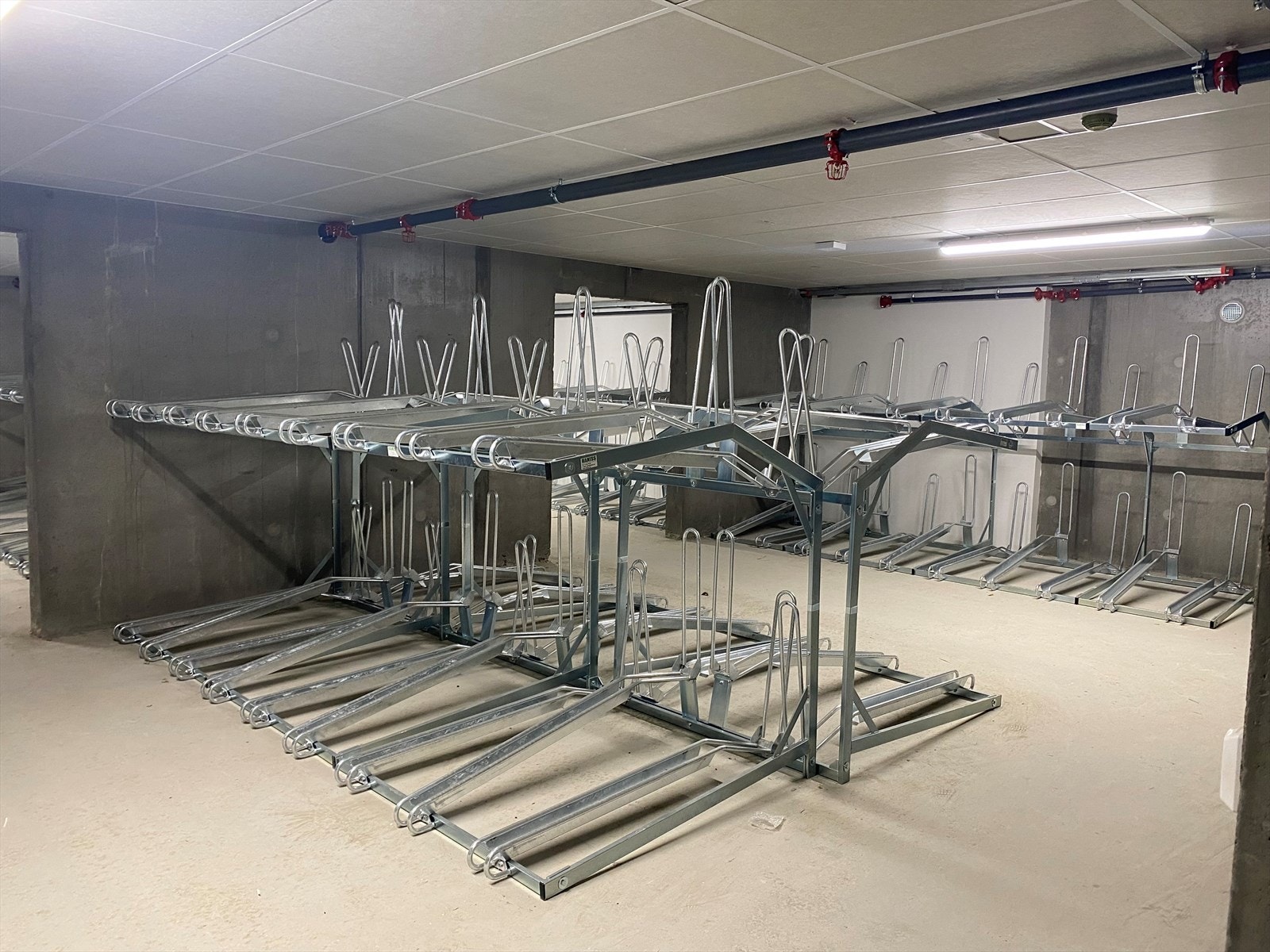 Felles sykkelparkering i kjeller Galleribilde
