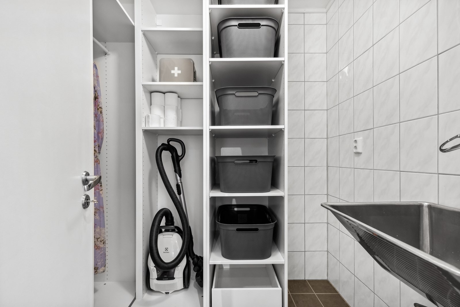 Via baderommet er det adkomst til et praktisk rom som i dag benyttes som garderoberom. Rommet er utstyrt med utslagsvask og innredet med plassbygd garderobeskap fra IKEA. Galleribilde