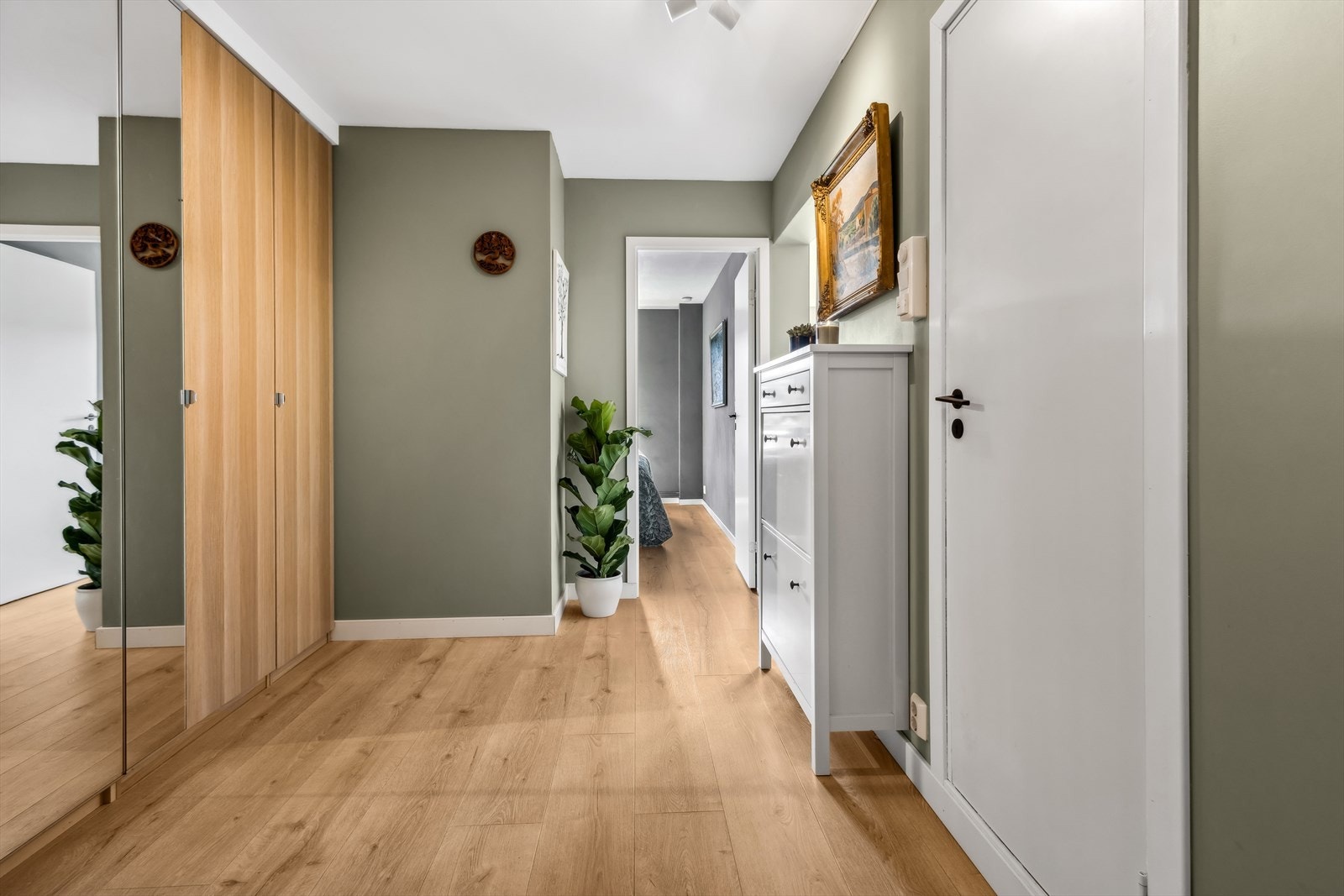 Det er god lagringsplass for yttertøy og sko i en plassbygd garderobeløsning fra IKEA langs én vegg. Galleribilde
