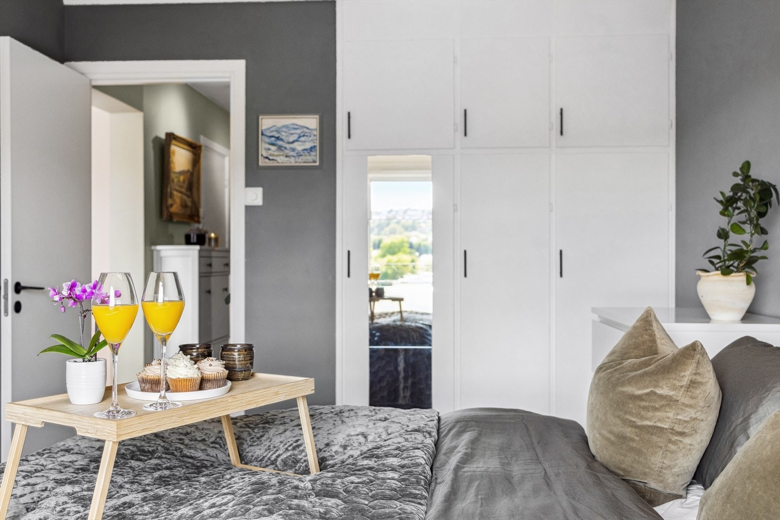 Rommene sørger for plass til en stor seng, et nattbord og annet ønskelig møblement. Galleribilde