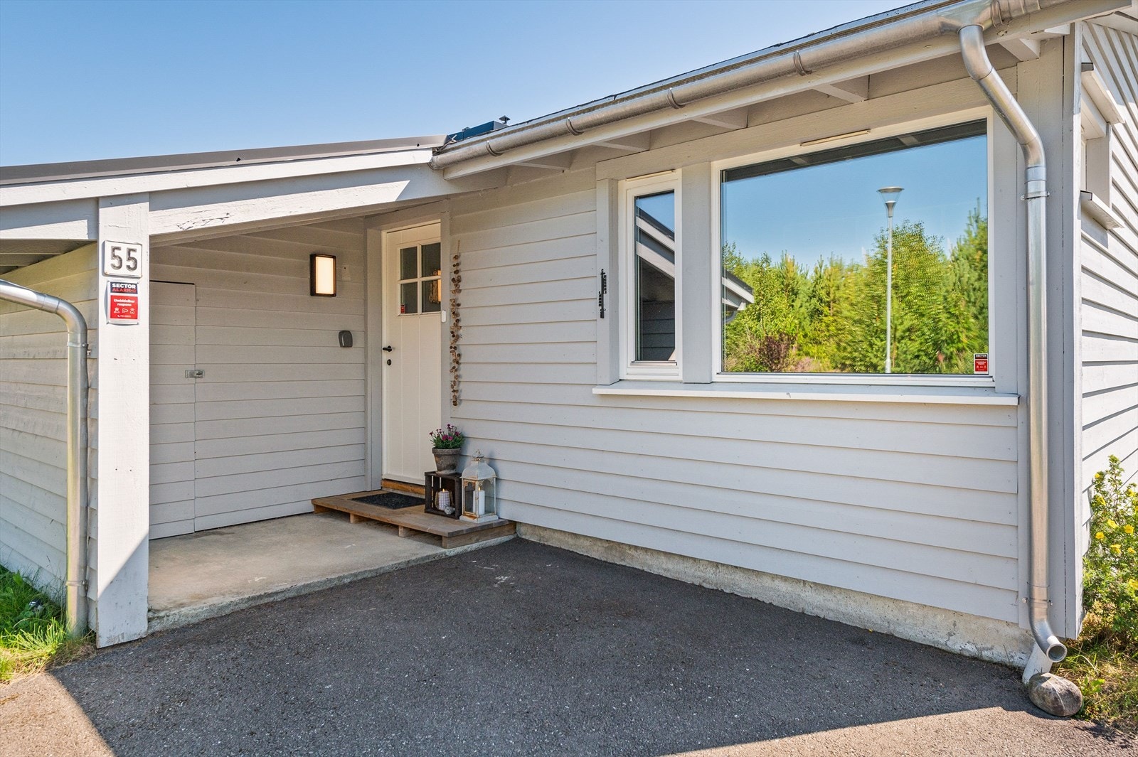 Du ønskes velkommen inn via et hyggelig overbygget inngangsparti. Galleribilde