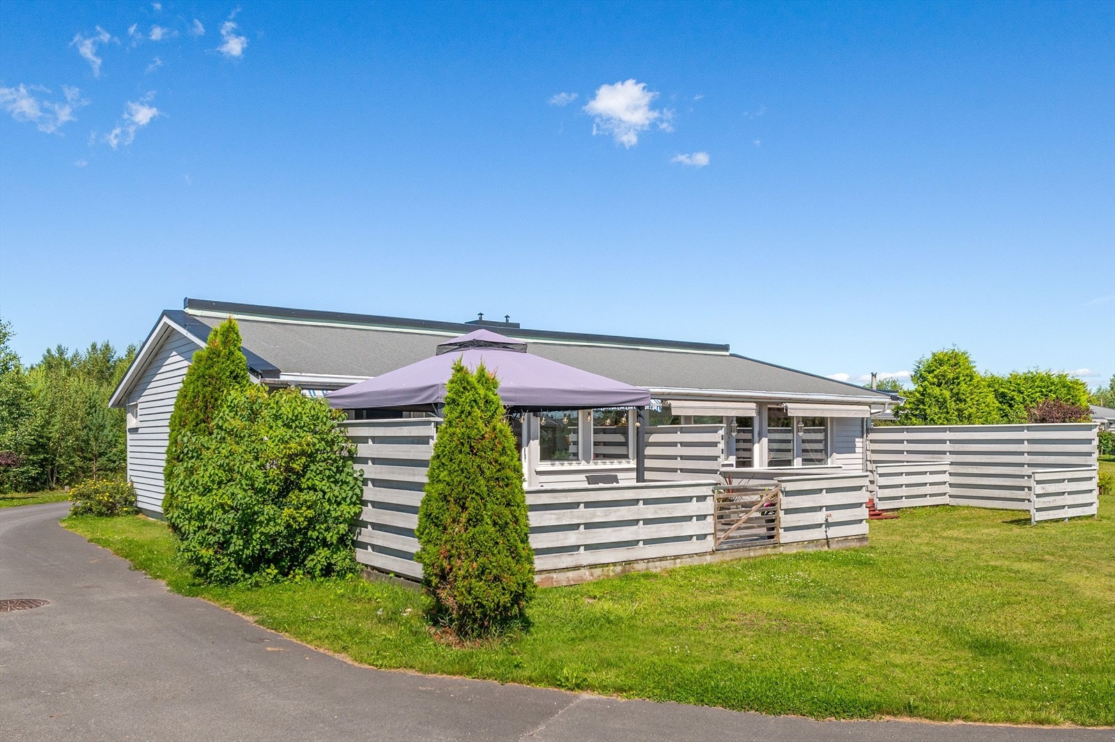 Boligen har en fin beliggenhet i et populært og familievennlig borettslag på Søbakken. Veletablert boligfelt med leiligheter og tomannsboliger. Solrik beliggenhet, bolig med utearealer og terrasse orientert mot sør. Galleribilde