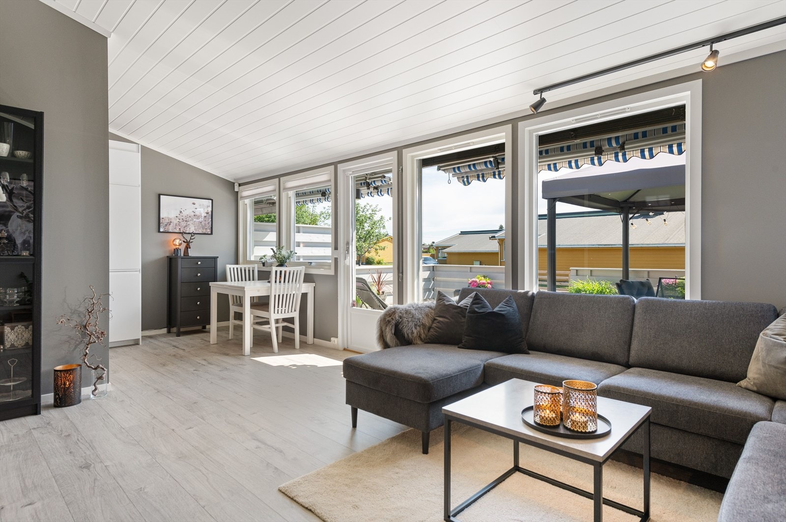 De store vindusflatene ut mot terrassen sørger for rikelig med naturlig lys. Alle vinduene i boligen har 3-lags isolerglass fra 2000. Galleribilde