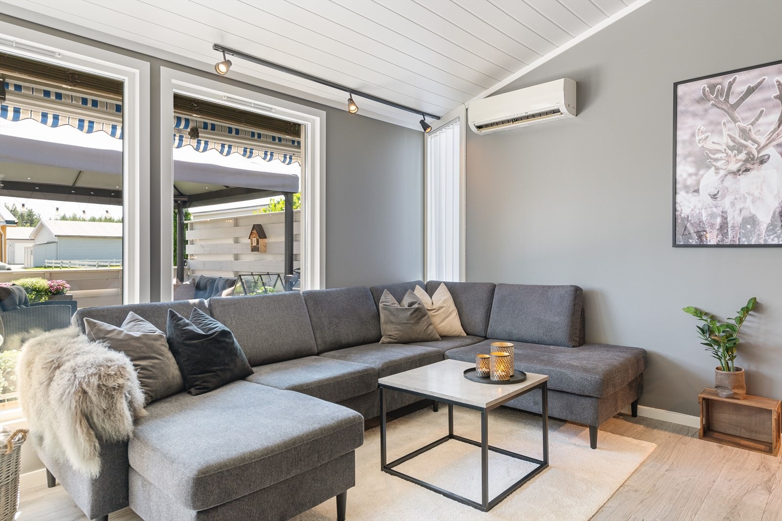 Stuen er det naturlige oppholdsrommet i boligen, og er et stort, lyst og fint rom. Galleribilde