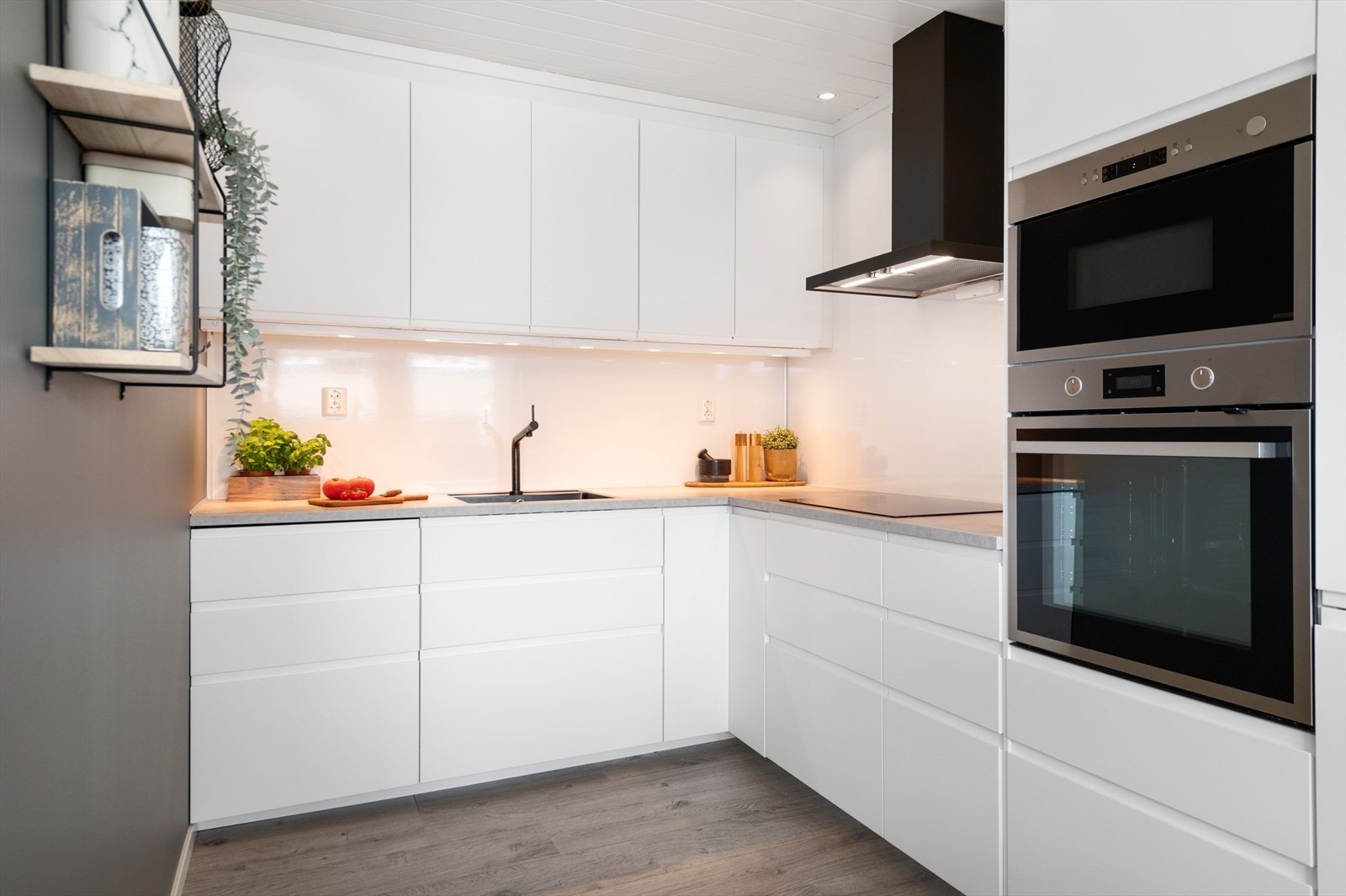 Du har god skap- og benkeplass i innredningen som har hvite glatte fronter og laminert benkeplate med planlimt oppvaskkum. Galleribilde