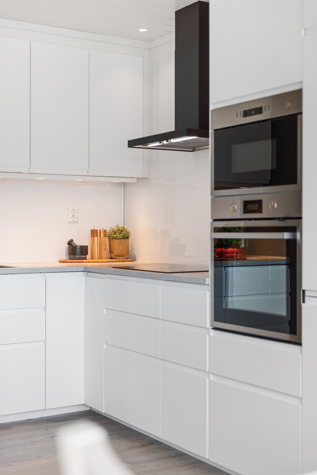 Kjøkkenet er fullt utstyrt med integrerte hvitevarer som medfølger i handelen. Det er også montert komfyrvakt ved platetoppen og lekkasjestopper under kjøkkenbenk. Galleribilde