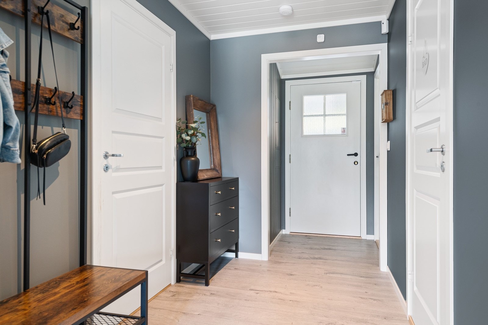 Når du entrer boligen kommer du inn i en lys og innbydende entré med plass til sko og yttertøy. Herfra har du også adkomst til bod/teknisk rom med ytterligere oppbevaringsplass. Galleribilde