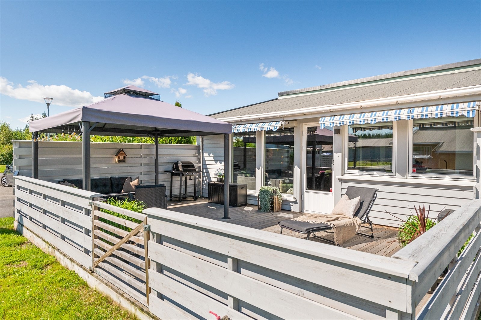 Beliggenheten mot syd sørger for gode solforhold på sommerstid. Fra terrassen har du også videre adkomst til borettslagets pent opparbeidede og grønne fellesarealer. Galleribilde