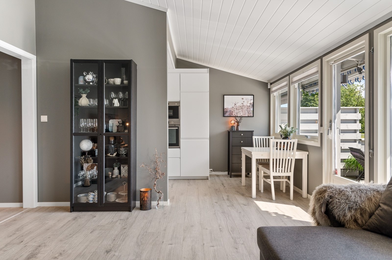 Stuen er romslig med god plass til både sofagruppe med salongbord, mediemøblement og et spisebord i tilknytning til kjøkkenet. Galleribilde