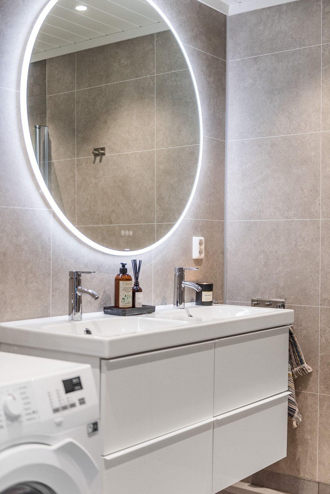 Baderommet er også utstyrt med dusjhjørne med innfellbare glassdører og både hånd- og regnfallsdusj, samt gulvmontert toalett. Plass og opplegg for vaskemaskin og tørketrommel over om ønskelig. Galleribilde