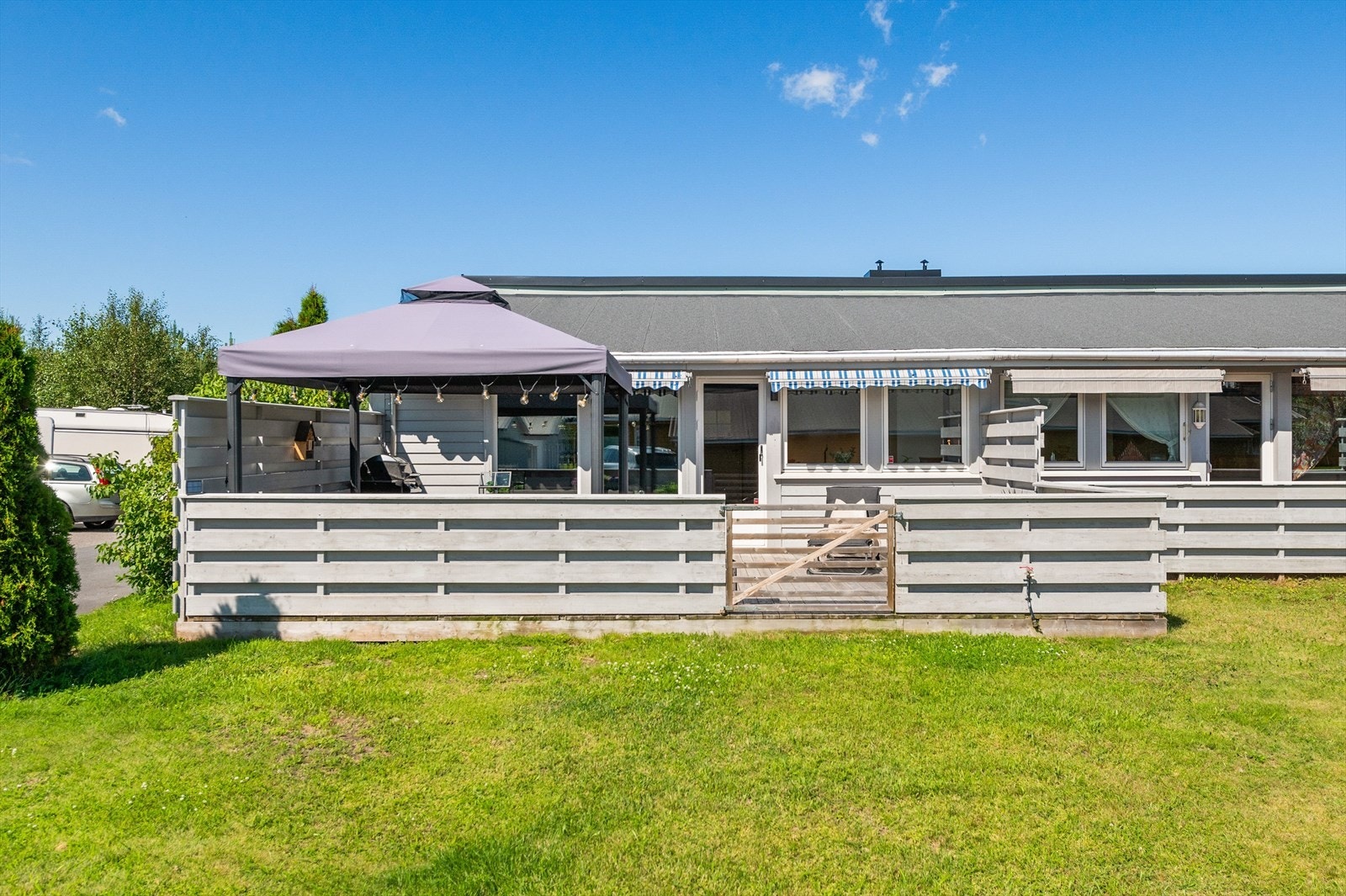 En lys, innbydende og luftig halvpart av vertikaldelt tomannsbolig. I tillegg disponerer boligen en garasje på ca. 25m² i felles garasjeanlegg og et skap i kjeller i nabobygg. Galleribilde