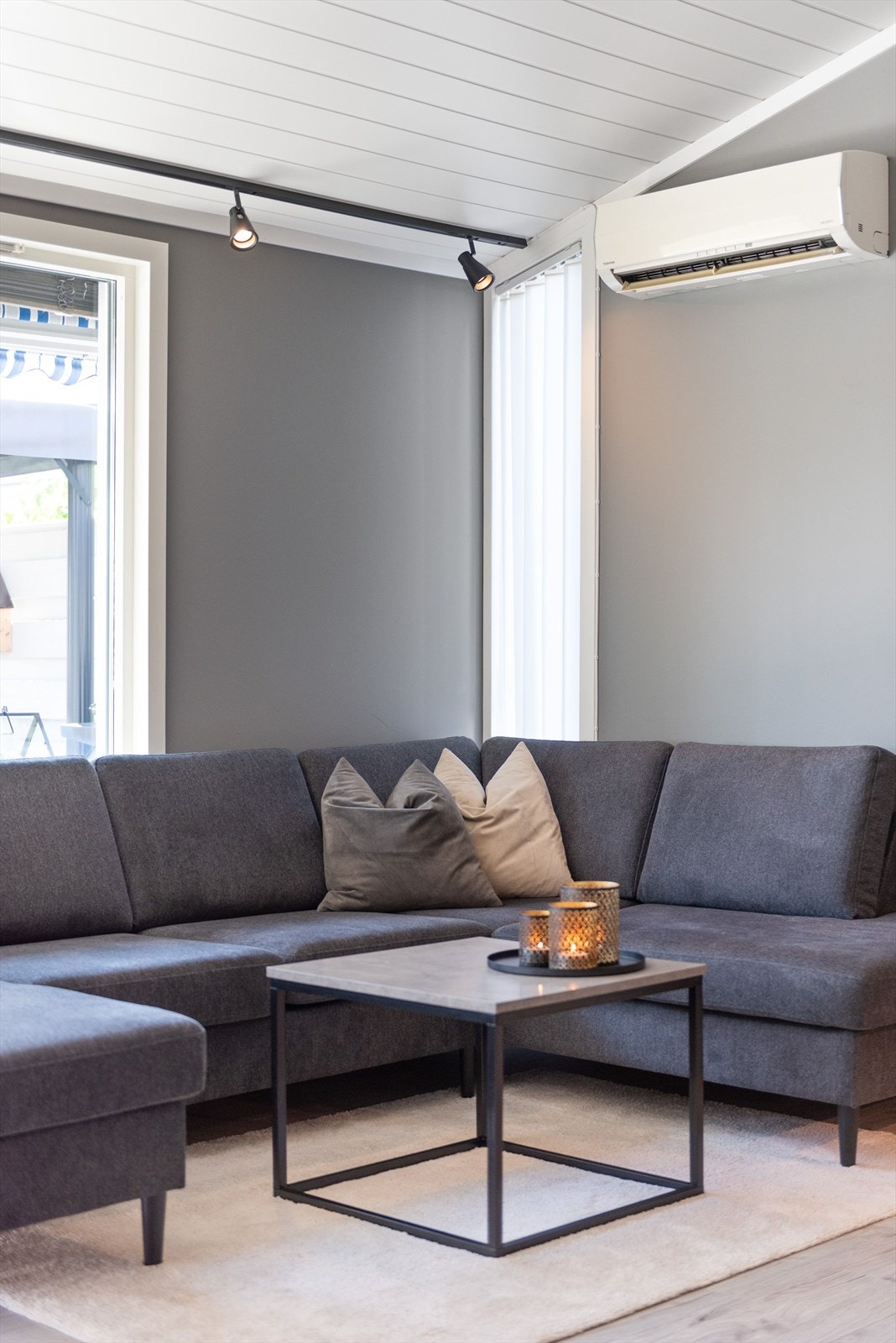 God standard fra 2020 med lys enstavs høytrykkslaminat på gulv, glatte malte gipsplater på veggene og lys takpanel i himlingen. Galleribilde