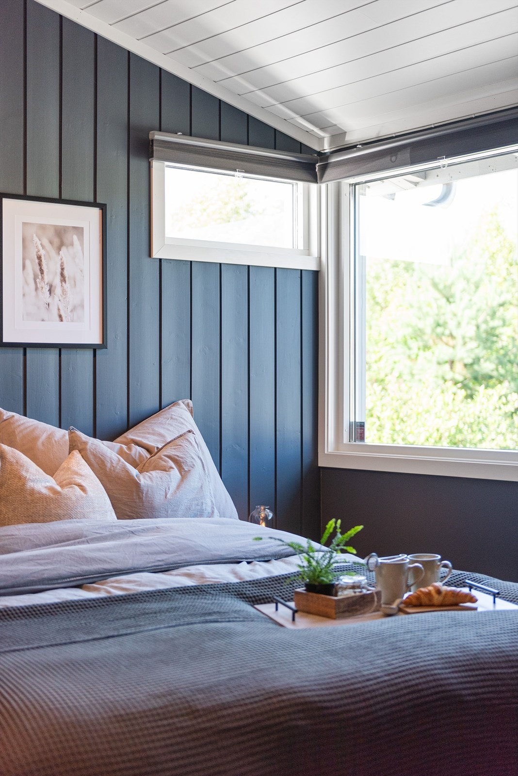 Boligen har et lyst og innbydende soverom med store vindusflater og god takhøyde. Galleribilde