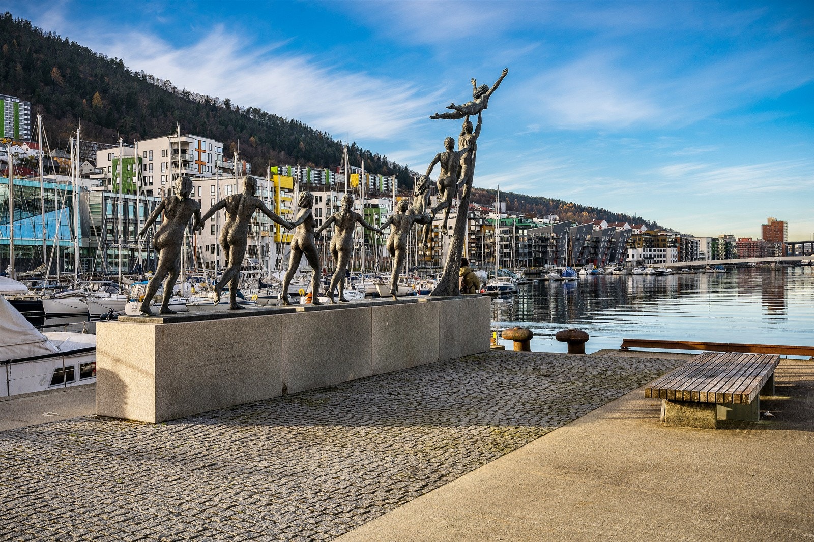 - Her kan du nyte en god lunsj eller et glass vin til en fantastisk utsikt mot fjorden - Galleribilde