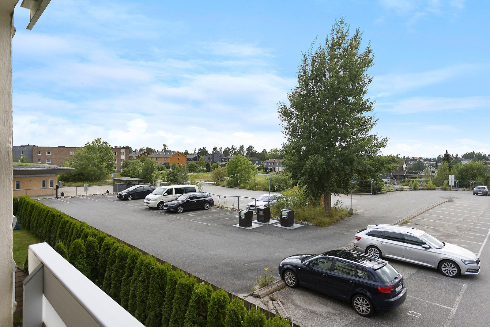 Utsikt mot borettslagets parkeringsplass. Galleribilde