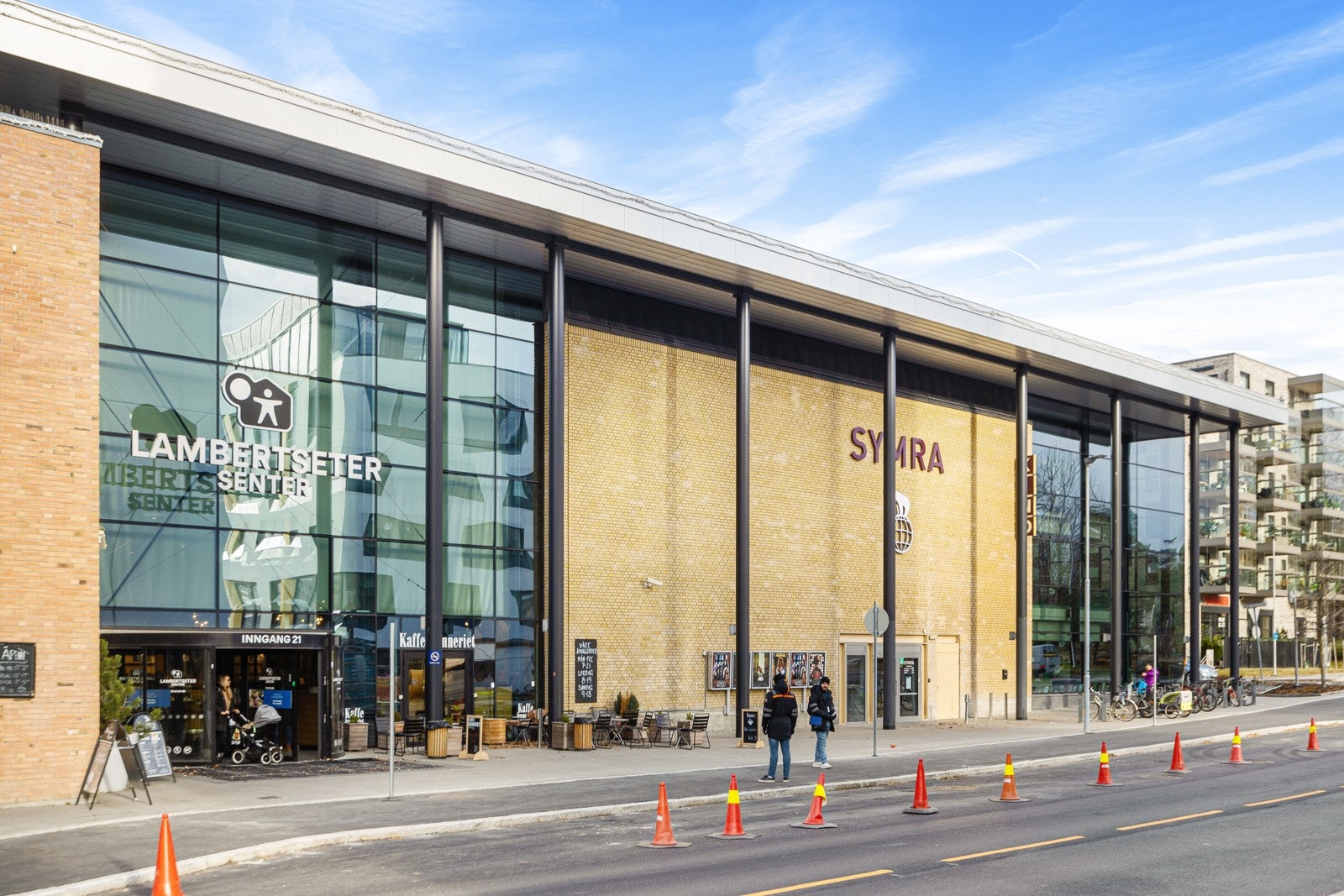 Lambertseter senter har 84 butikker, flere spisesteder, og er bare noen få minutter i bil unna. Galleribilde