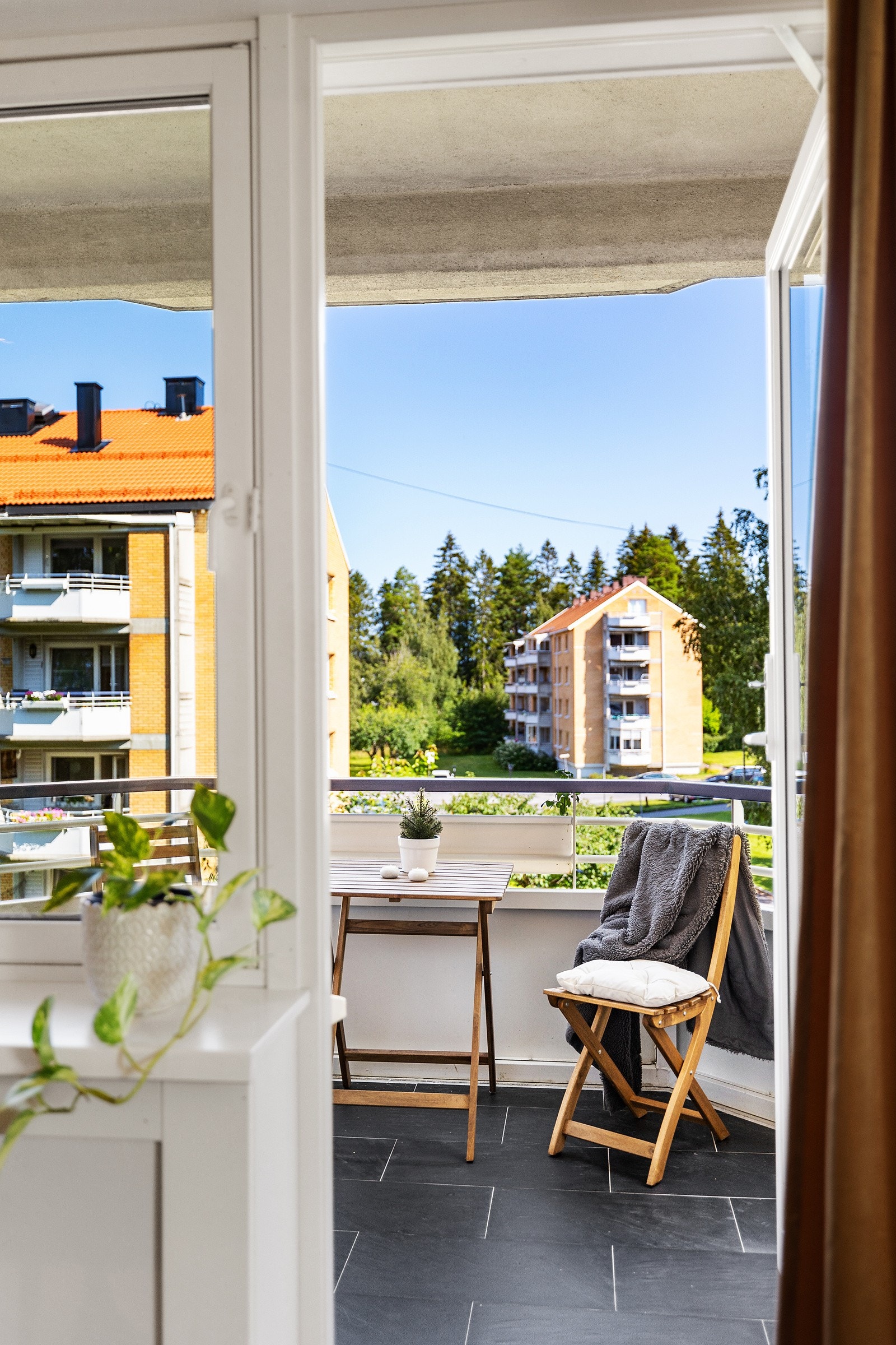 Leiligheten ligger i byggets 3. etasje og har en hyggelig utsikt mot flotte grøntarealer. Galleribilde