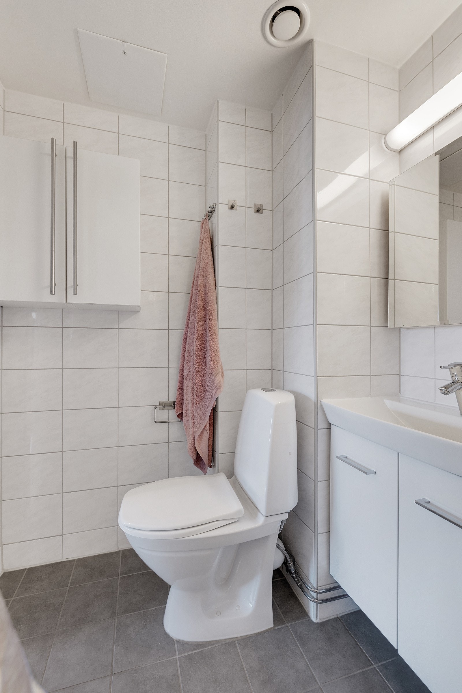 Det er elektriske varmekabler på badet. Galleribilde