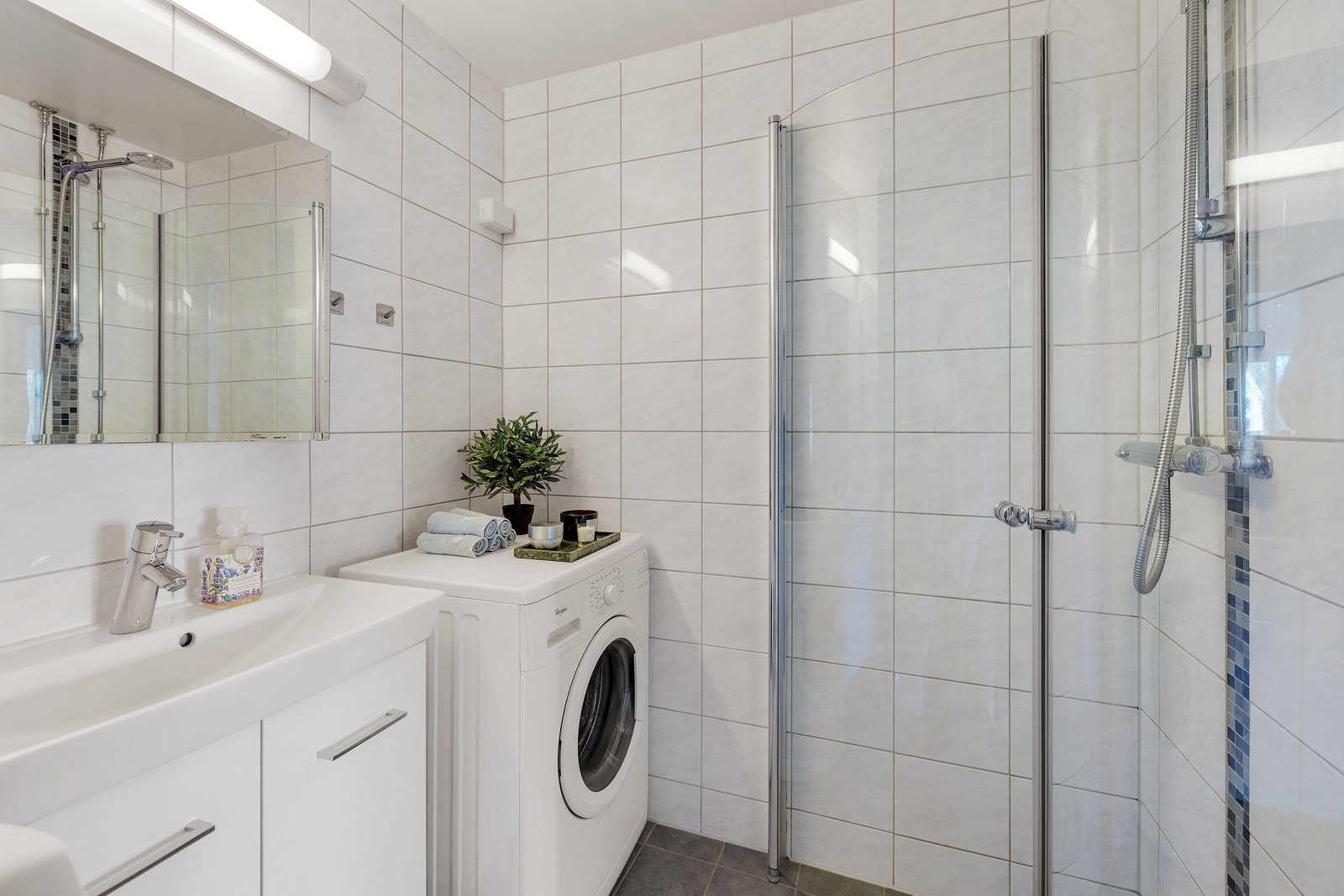 Pen baderomsinnredning og opplegg for vaskemaskin. Galleribilde