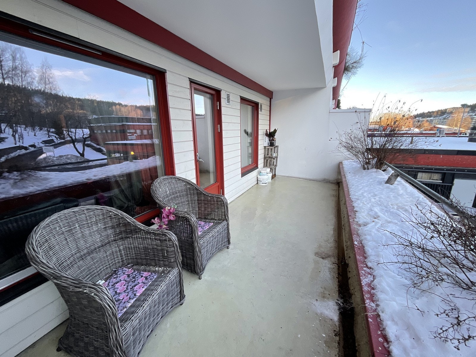 Balkong med god plass til sittegruppe Galleribilde