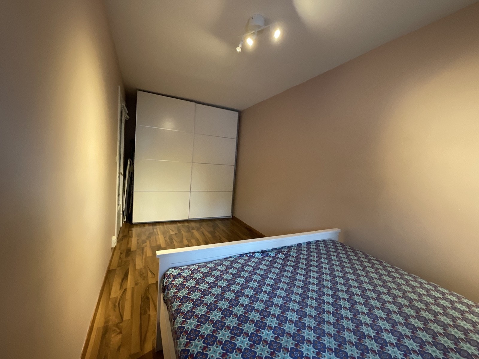 Soverom med garderobeplass Galleribilde