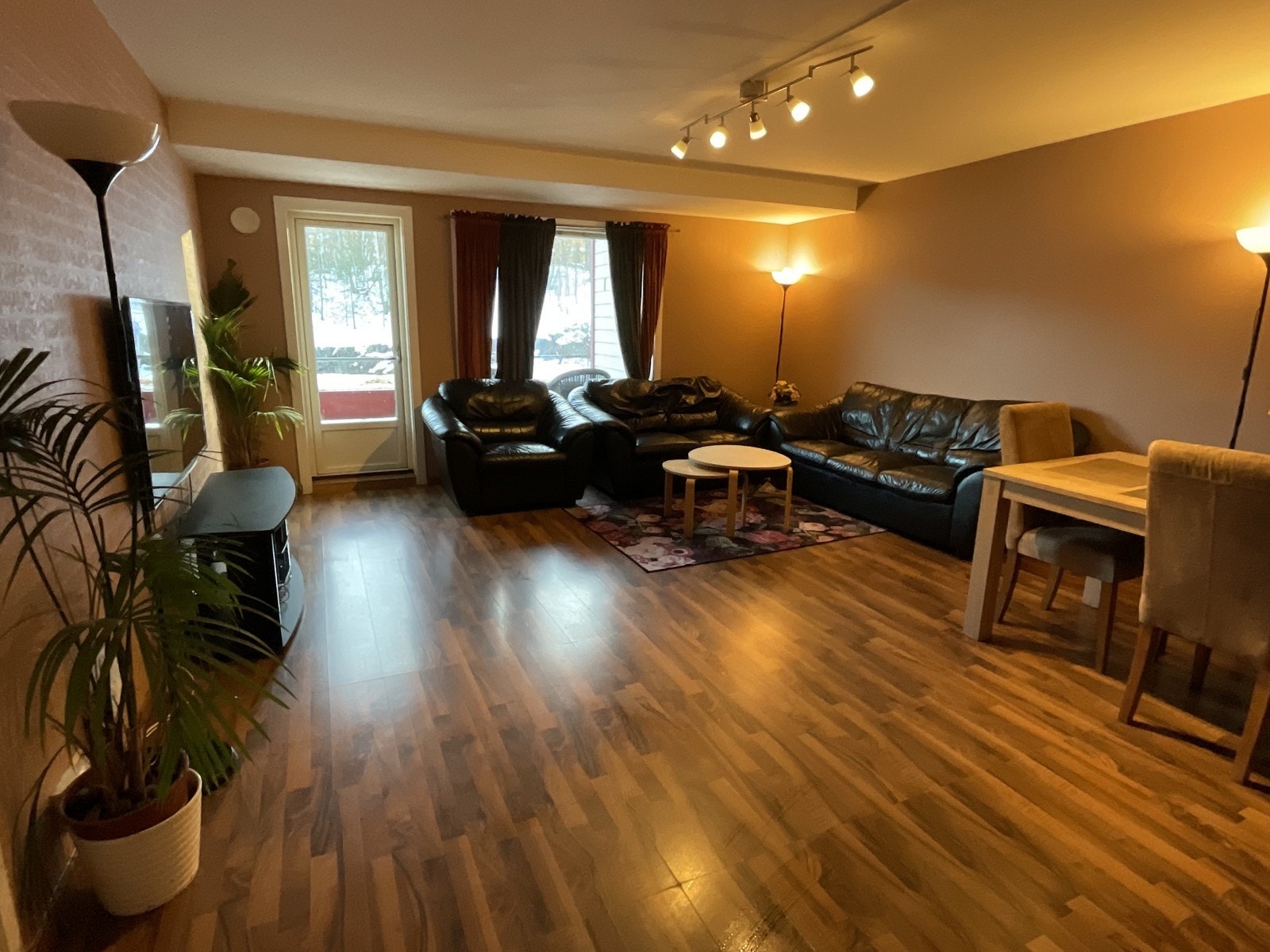 Stue med mange muligheter og utgang til balkongen Galleribilde