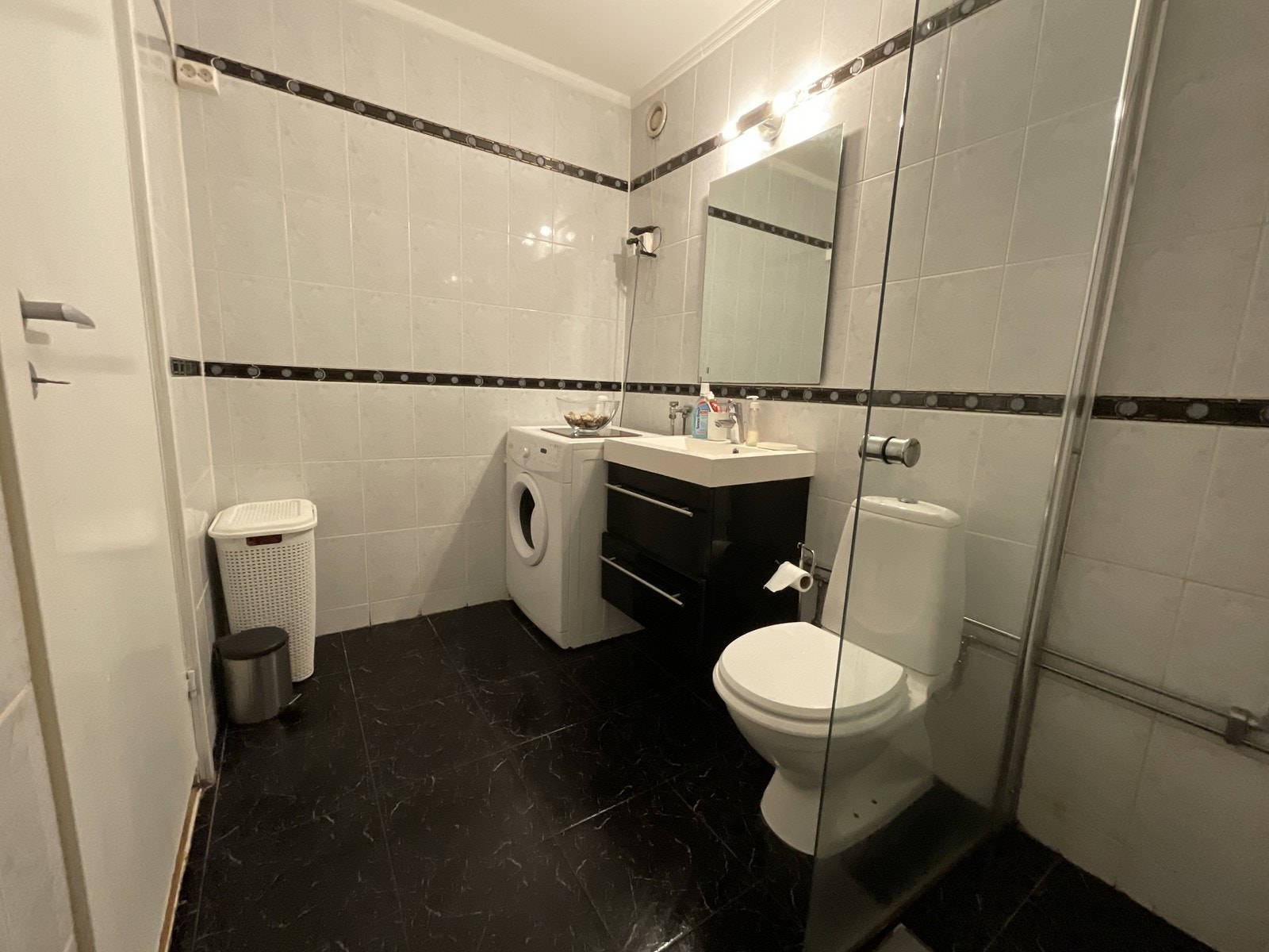 Bad med varmekabler og vaskemaskin Galleribilde