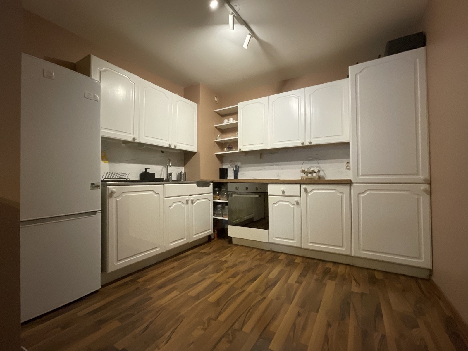 Kjøkken med godt med skapplass Galleribilde