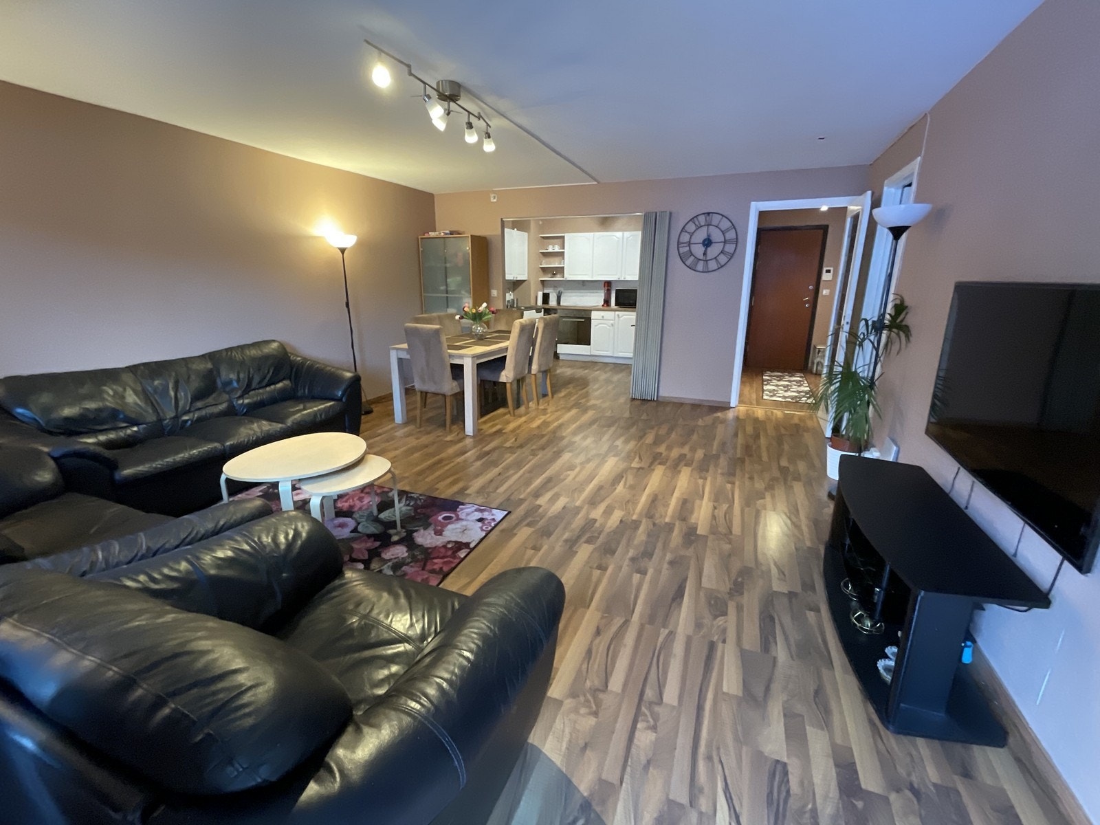 Stue med store vinduer som slipper inn godt med lys Galleribilde