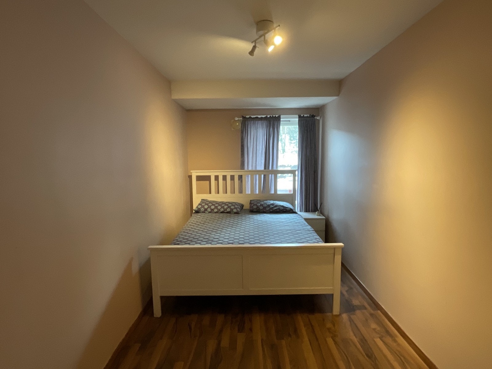 Soverom med plass til dobbeltseng Galleribilde