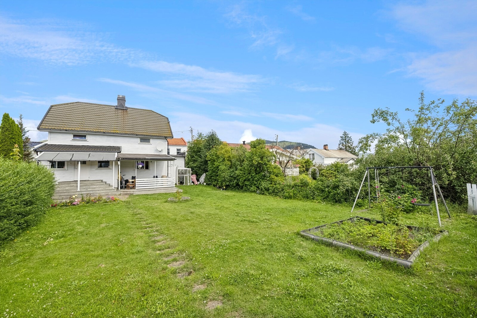 Eiendommen har solrikt uteområde. Galleribilde