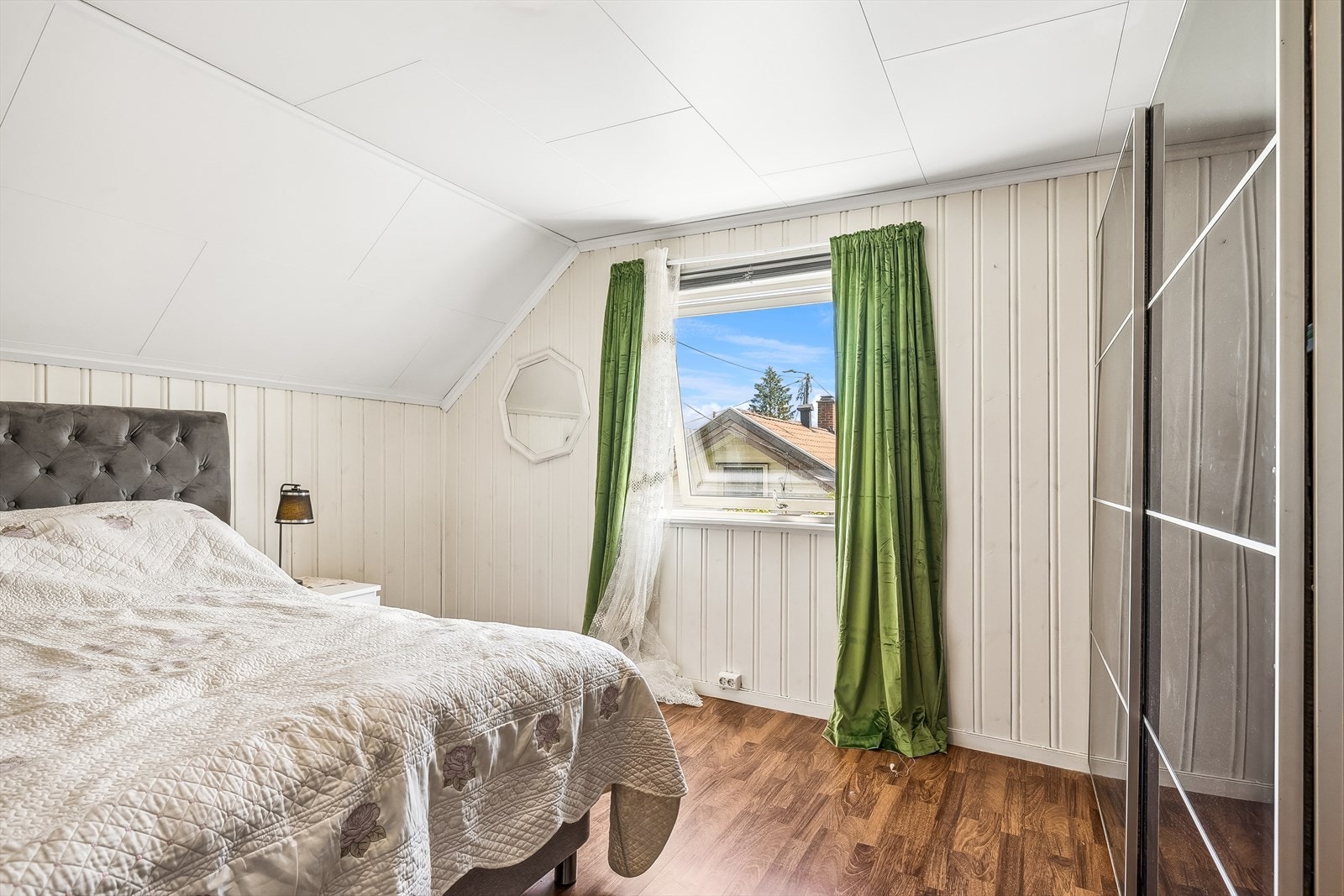 Boligen har til sammen 3 soverom. Alle er plassert i 2.etasje. Hovedsoverommet har garderobeskap og god plass til dobbeltseng. Galleribilde