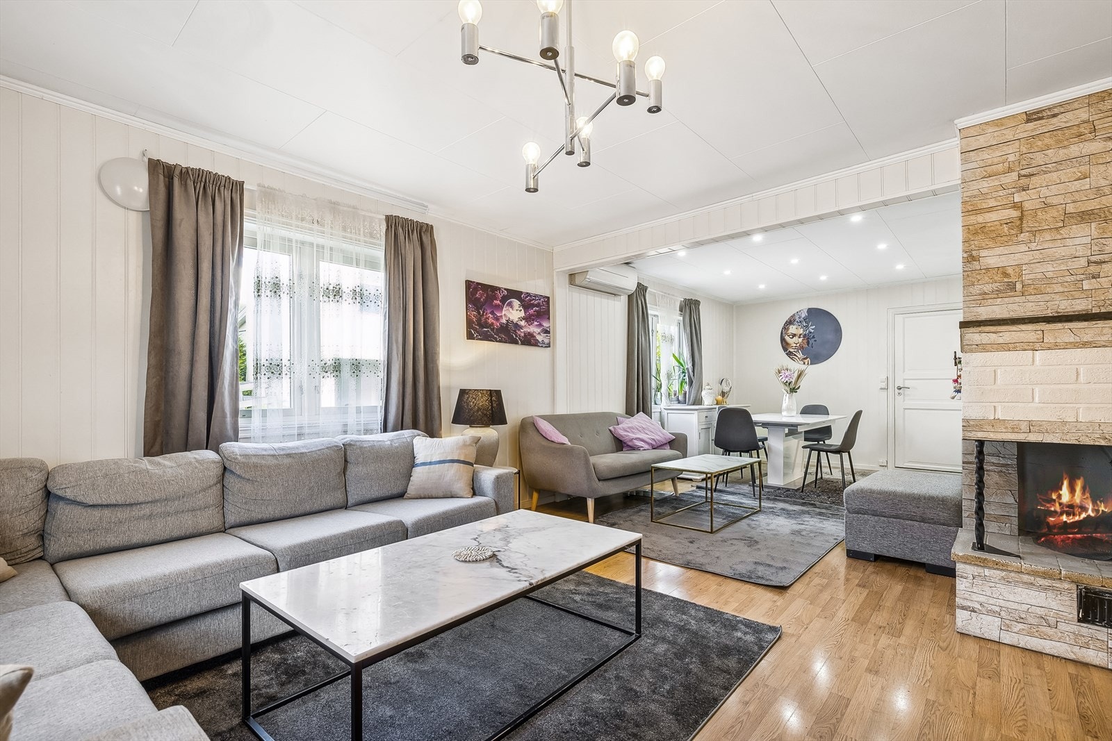 I stuen er det plass til både sofa og spisebord. Galleribilde