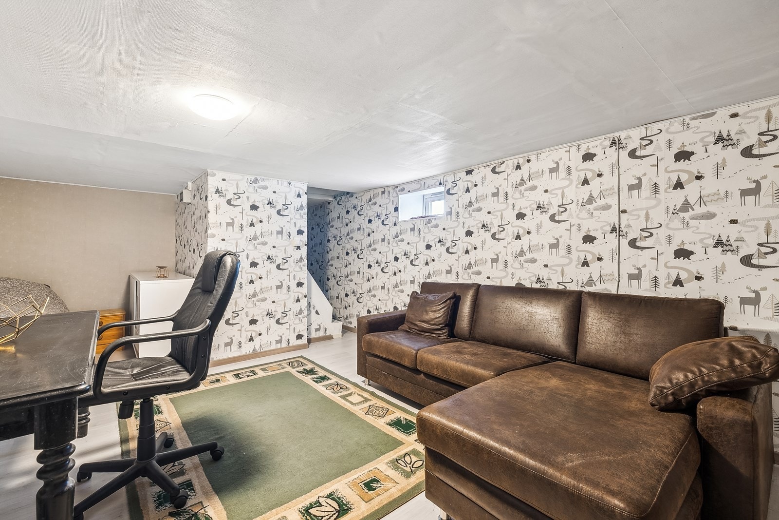 Kjelleren er ikke godkjent til varig opphold og tilfredsstiller heller ikke dagens krav til lys og rømningsvei.(se punkt ferdigattest). Galleribilde