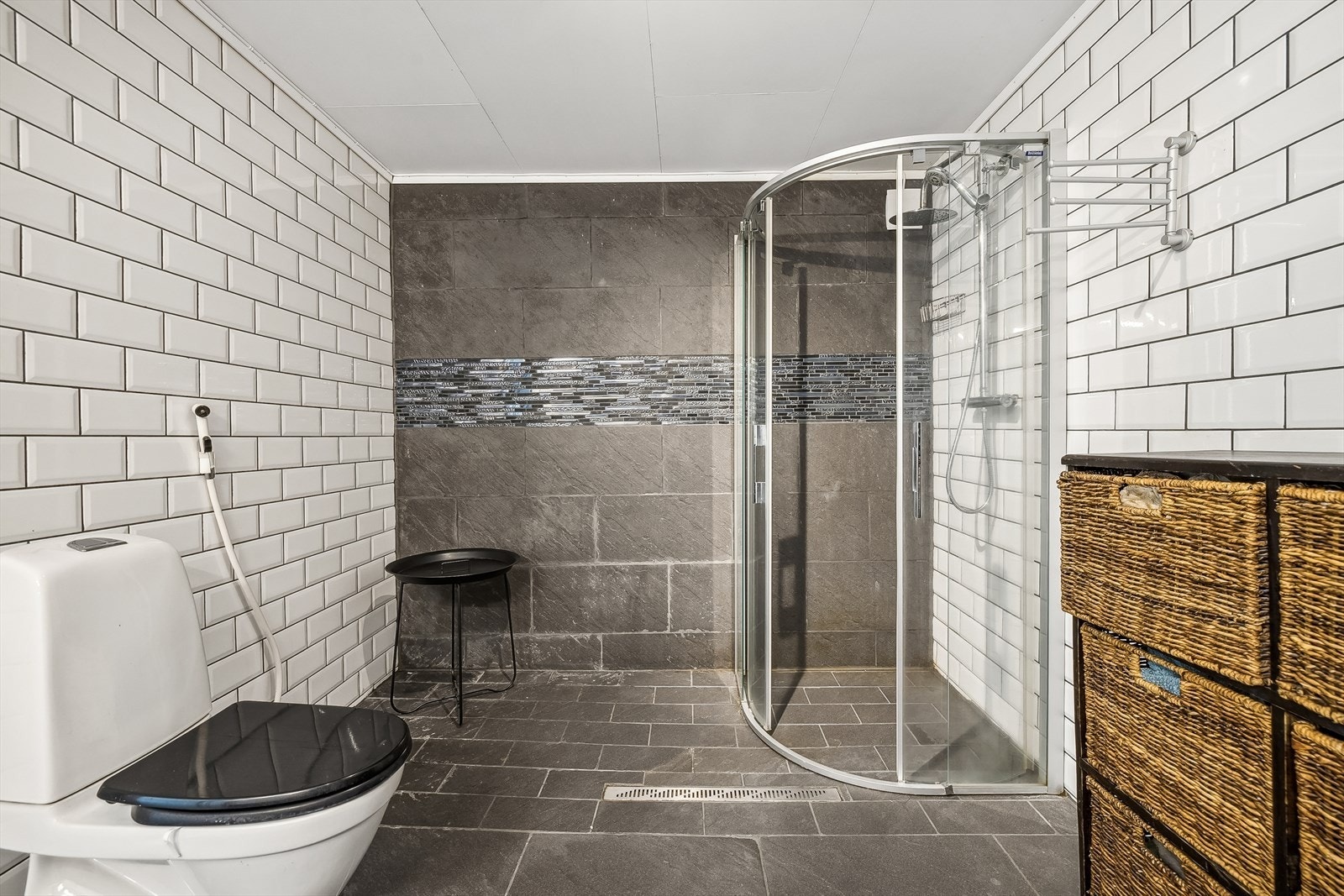 Badet inneholder innredning med servant, dusjhjørne og wc. El-vifte. Galleribilde