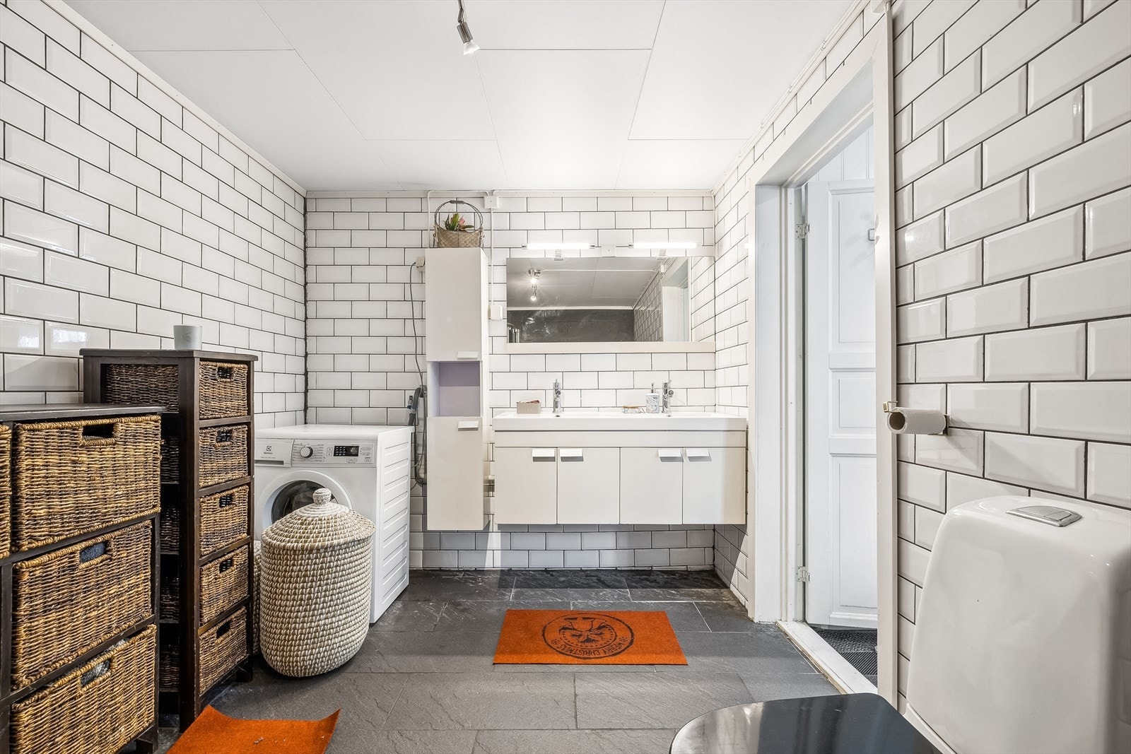 På badet i 1.etasje er det opplegg til vaskemaskin. Galleribilde