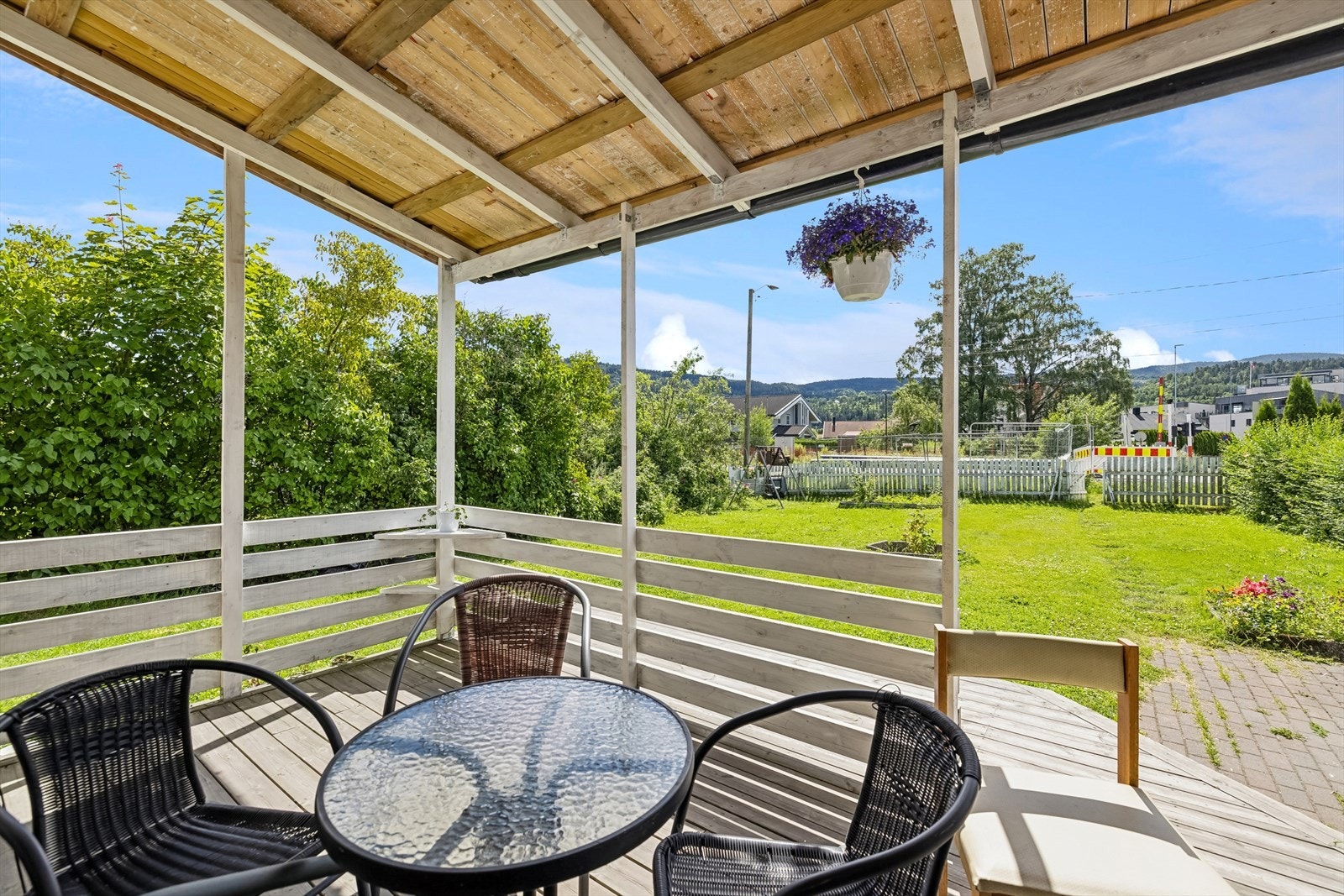 Terrasse på 18 kvm med delvis overbygget tak. Galleribilde